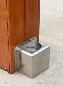 Self draining dog bowl